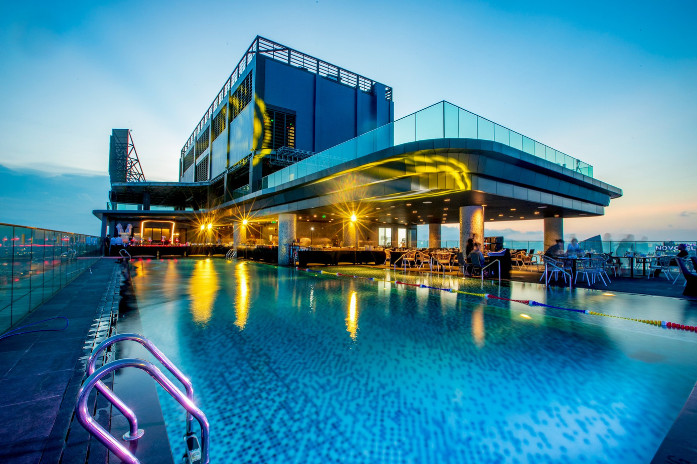 Đắm mình giữa làn nước trong xanh, chiêm ngưỡng Đà Nẵng từ trên cao và thưởng thức tiệc BBQ giữa tầng mây – rooftop tầng 45 là nơi mọi giác quan được đánh thức.