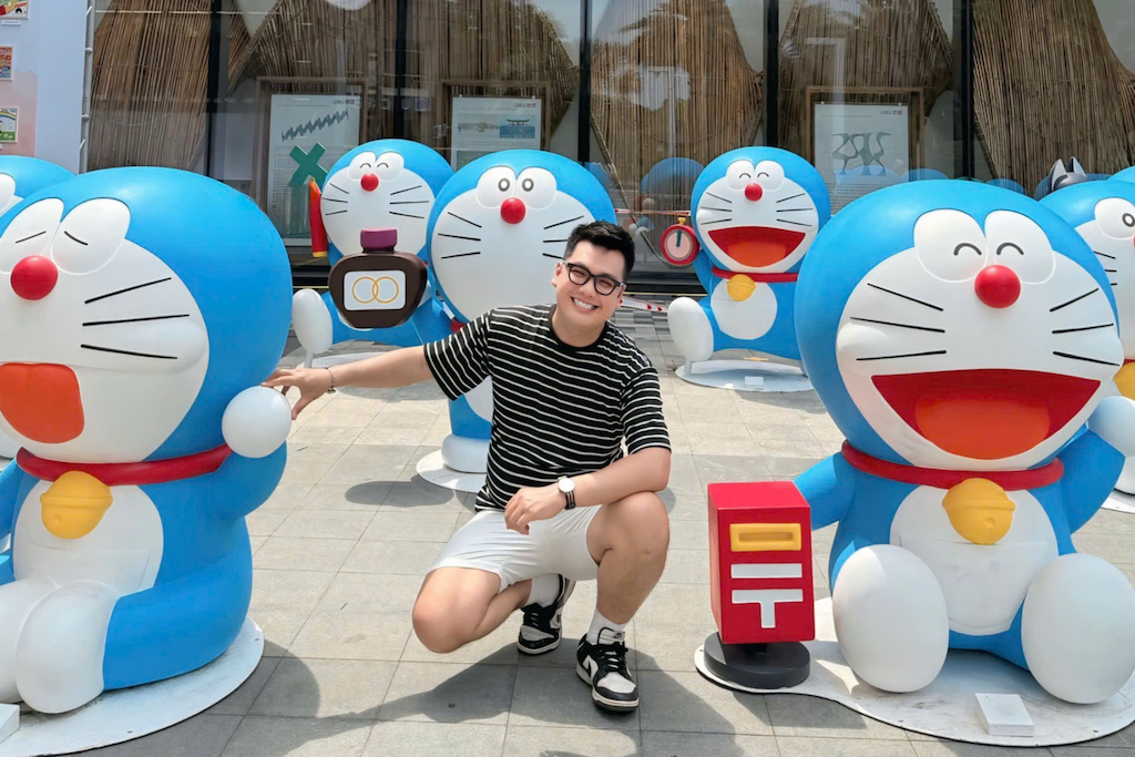 Nhiều bạn trẻ và gia đình háo hức chụp ảnh cùng người chú Mèo máy thông minh Doraemon.