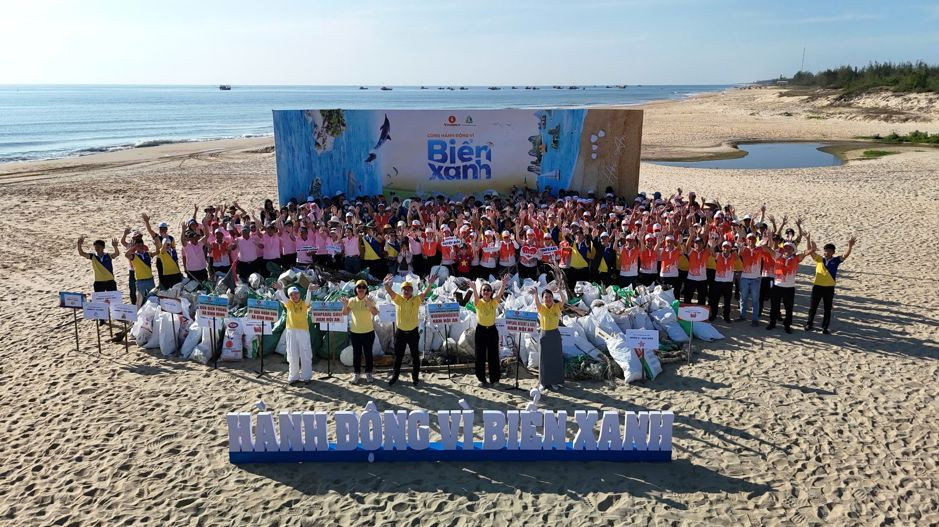 Đội hình ra quân ở Quảng Nam sau khi đã hoàn thành chiến dịch dọn rác. “Chiến dịch hôm nay chỉ là điểm khởi đầu, và từ các địa phương sẽ lan tỏa một tinh thần: sống hài hòa với biển, phát triển từ biển – nhưng không đánh đổi tương lai biển. Đó cũng chính là cách chúng ta cùng hiện thực hóa tầm nhìn của Đảng và Chính phủ về phát triển kinh tế biển bền vững – như đã được khẳng định trong Nghị quyết 36-NQ/TW”, TS. Lê Thái Hà - Giám đốc Điều hành Quỹ Vì tương lai xanh, cho biết.