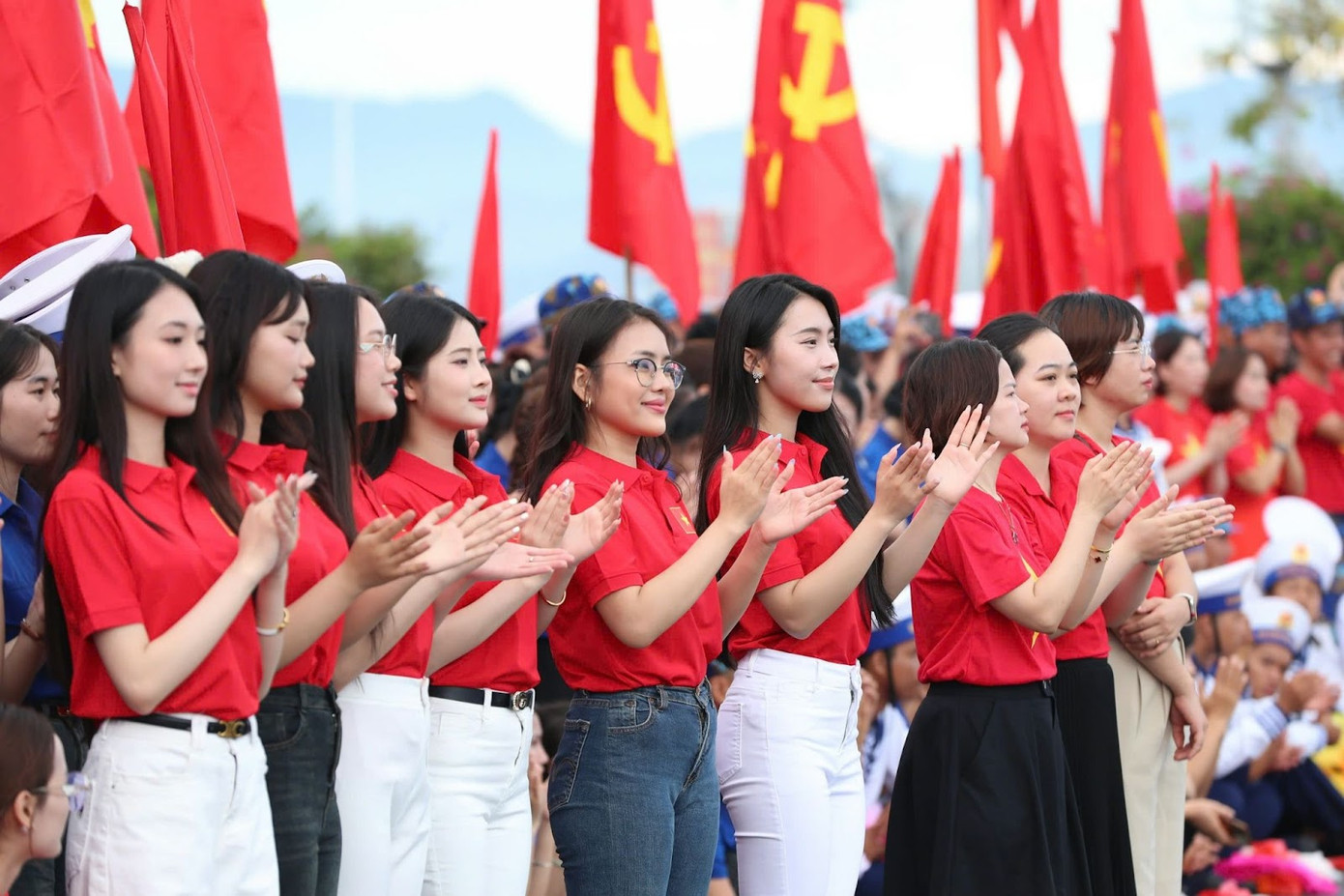 Chiếc áo “HCM57 - Tôi yêu Việt Nam” còn góp mặt tại chương trình “Dạ hội thanh niên” với chủ đề “Thanh niên Vùng 4 Hải quân tự hào vững bước dưới cờ Đảng” diễn ra ngày 19/5/2025 tại Cam Ranh vừa qua. Các thí sinh Cuộc thi Hoa hậu Biển Đảo Việt Nam 2025 đã đồng loạt khoác lên mình chiếc áo đỏ rực, như một tuyên ngôn cho vẻ đẹp hòa quyện cùng lòng yêu nước và niềm tự hào dân tộc.