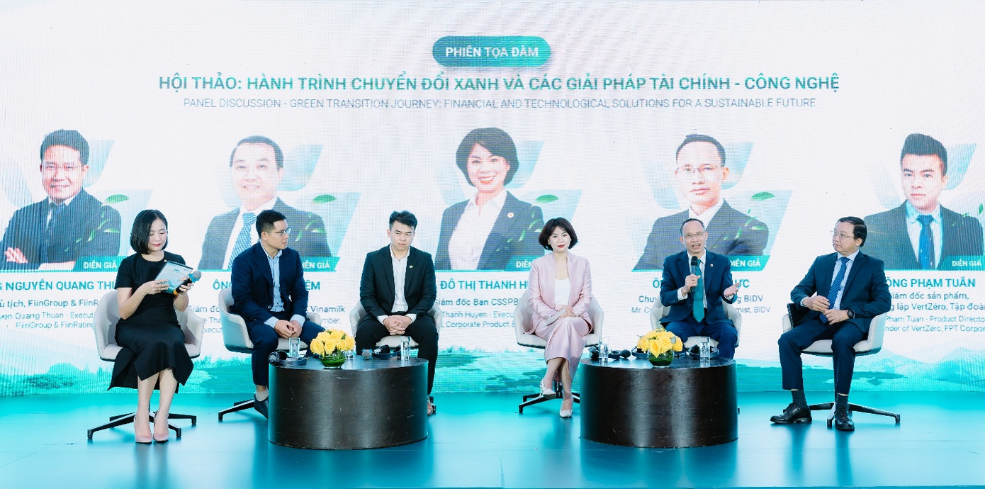 TS Cấn Văn Lực (BIDV), ông Lê Thành Liêm - Giám đốc điều hành Tài chính (Vinamilk) cùng các chuyên gia thảo luận; trong đó, BIDV cam kết ưu tiên dòng vốn cho các hoạt động kinh tế xanh. TS Cấn Văn Lực (BIDV), ông Lê Thành Liêm - Giám đốc điều hành Tài chính (Vinamilk) cùng các chuyên gia thảo luận; trong đó, BIDV cam kết ưu tiên dòng vốn cho các hoạt động kinh tế xanh.