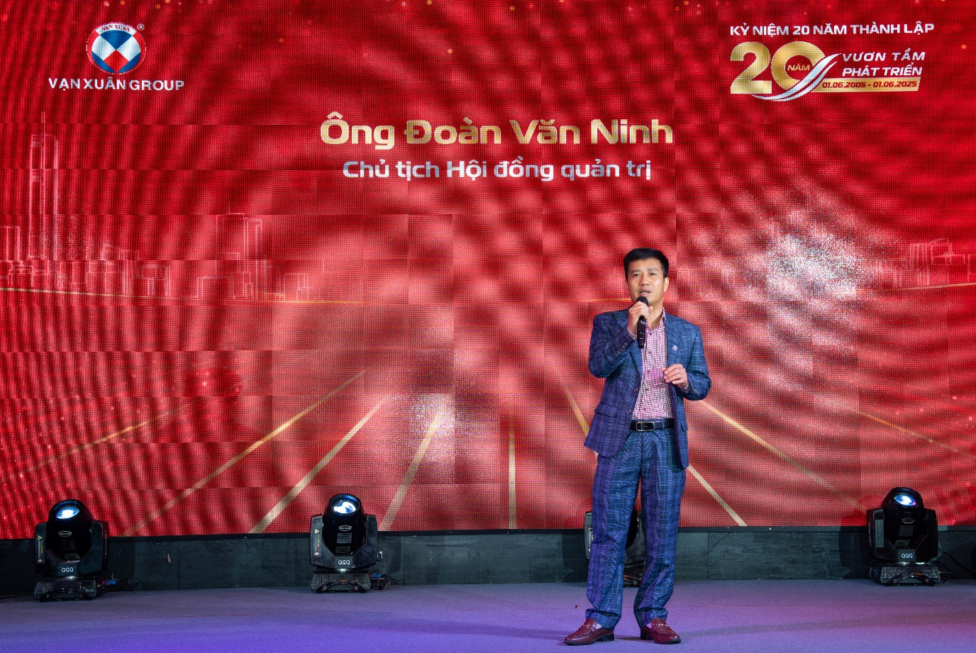 Ông Đoàn Văn Ninh phát biểu tại sự kiện Chào mừng Kỷ niệm 20 năm Ngày thành lập Vạn Xuân Group.