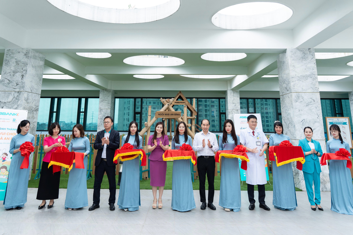 Chỉ sau hơn 1 tháng phát động và triển khai xây dựng, khu vui chơi Ngôi nhà An Bình dành cho các em nhỏ đã chính thức được khánh thành và trao tặng cho Bệnh viện Nhi Hà Nội Chỉ sau hơn 1 tháng phát động và triển khai xây dựng, khu vui chơi Ngôi nhà An Bình dành cho các em nhỏ đã chính thức được khánh thành và trao tặng cho Bệnh viện Nhi Hà Nội