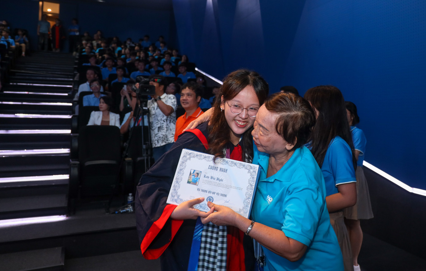 Bà Trương Thị Thanh Thanh – Chủ tịch quỹ Hy Vọng tận tay trao bằng cho các bạn học sinh Bà Trương Thị Thanh Thanh – Chủ tịch quỹ Hy Vọng tận tay trao bằng cho các bạn học sinh