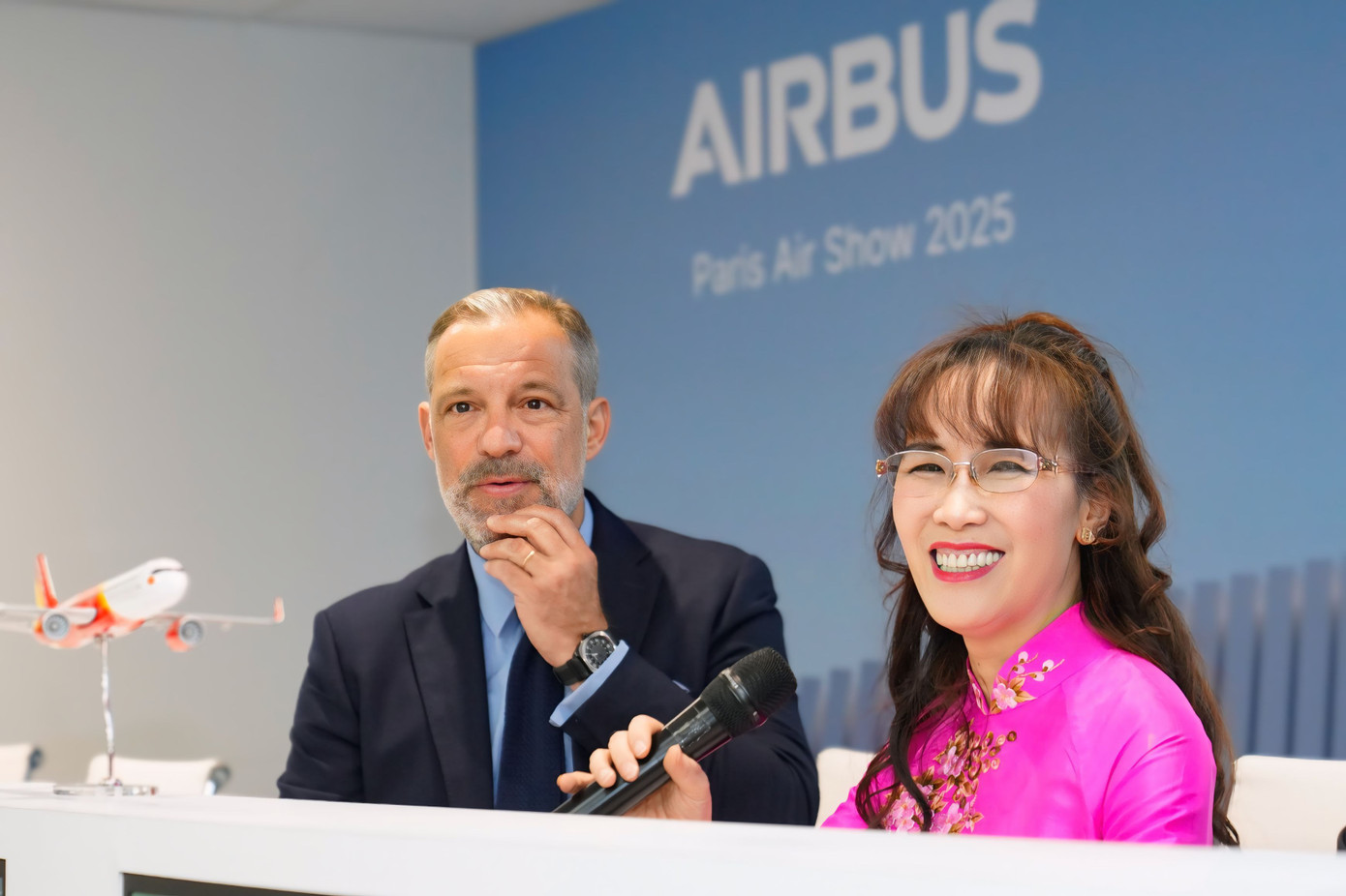 Chủ tịch HĐQT Vietjet Nguyễn Thị Phương Thảo (giữa) phát biểu tại lễ ký kết giữa Vietjet và Airbus