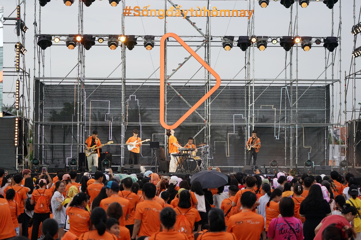 Các thành viên ban nhạc sinh viên tận hưởng giây phút tỏa sáng trên sân khấu của “FWD Đường chạy âm nhạc”.