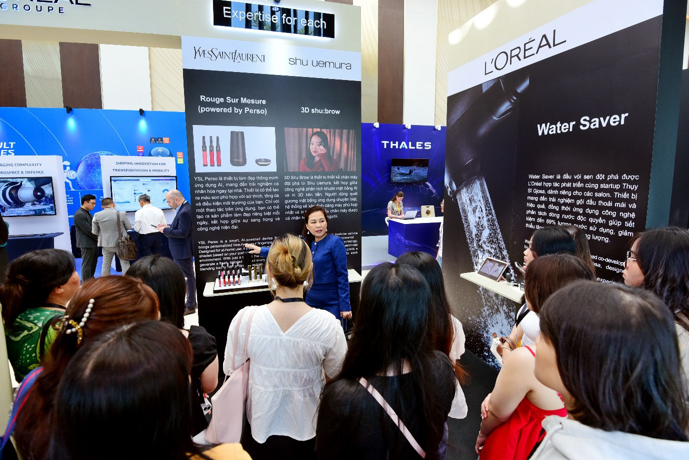 Gian triển lãm của thu hút đông đảo khách tham quan với các công nghệ làm đẹp tiên tiến