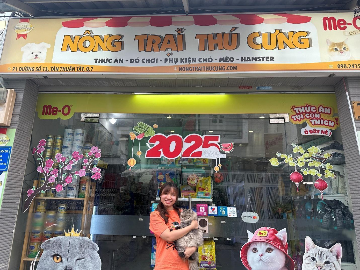 Chị Thanh Thảo tại cửa hàng Nông trại thú cưng