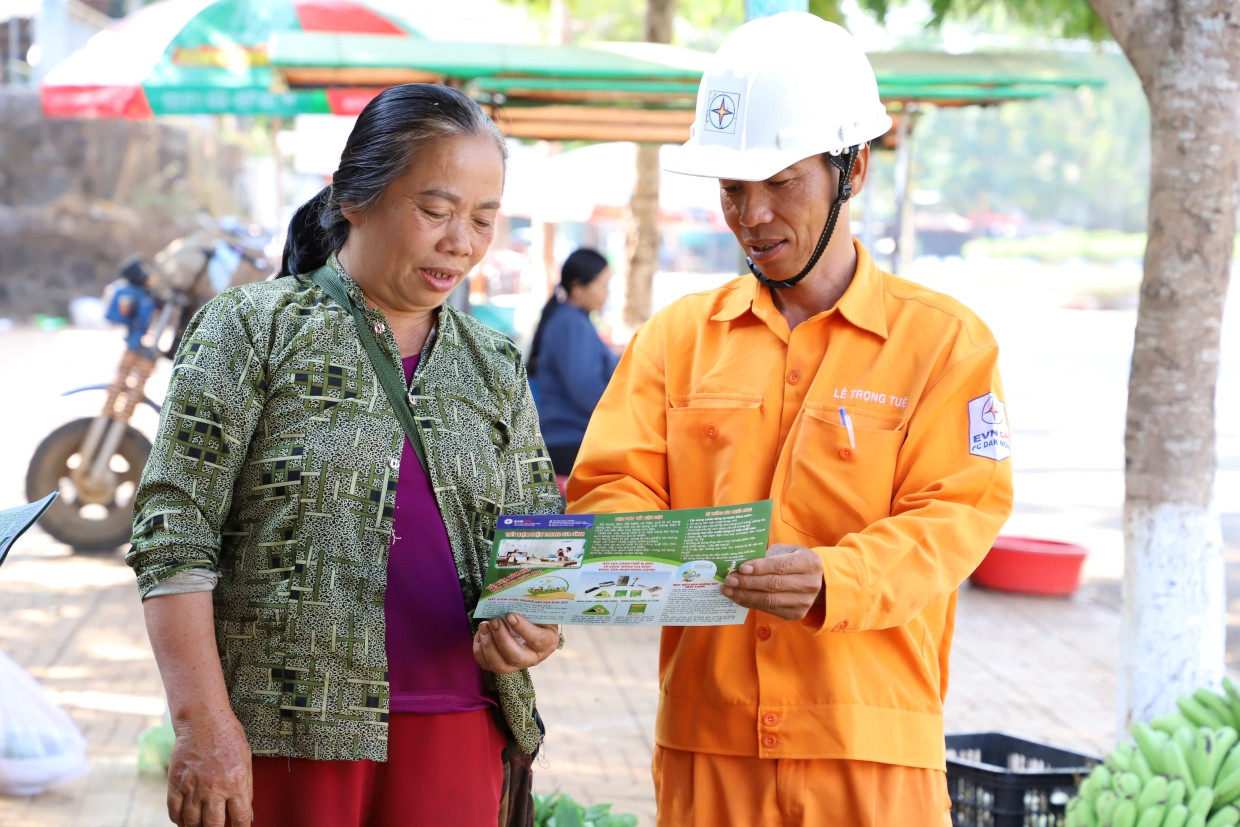 PC Đắk Nông tuyên truyền đến khách hàng các dịch vụ ngành điện PC Đắk Nông tuyên truyền đến khách hàng các dịch vụ ngành điện