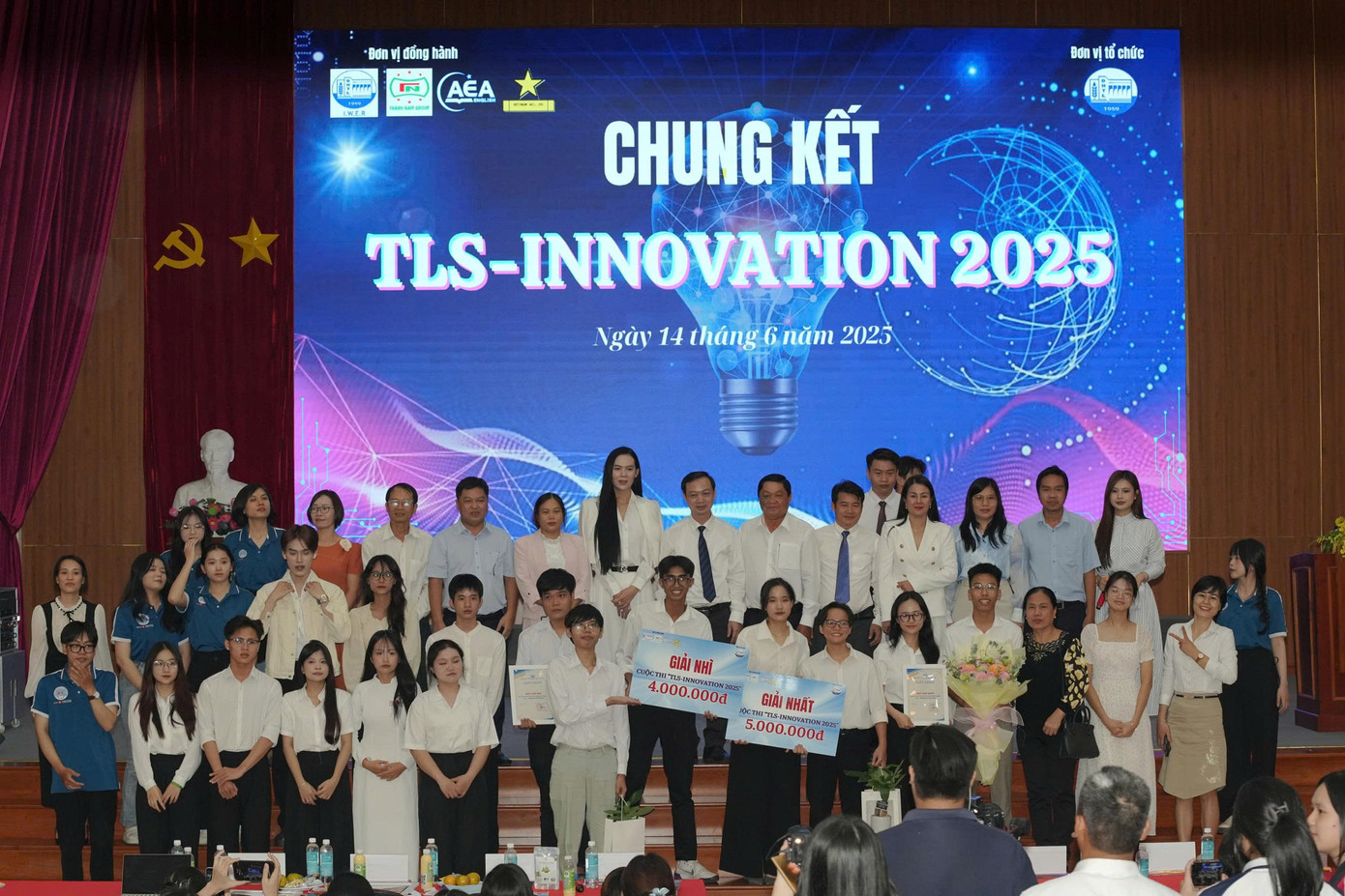 Các đại biểu và thí sinh chụp hình lưu niệm tại chương trình. Các đại biểu và thí sinh chụp hình lưu niệm tại chương trình.