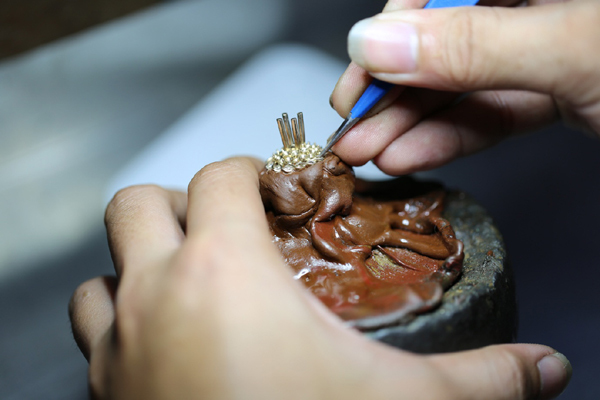 Nghệ nhân chế tác tại Hoàng Thứ Jewelry kế thừa 35 năm di sản thủ công truyền thống.