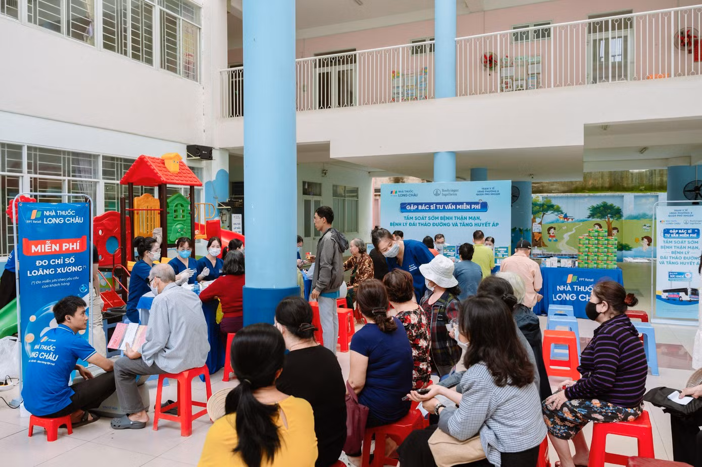 Nhiều bà con đã đến rất sớm để kiểm tra sức khỏe.