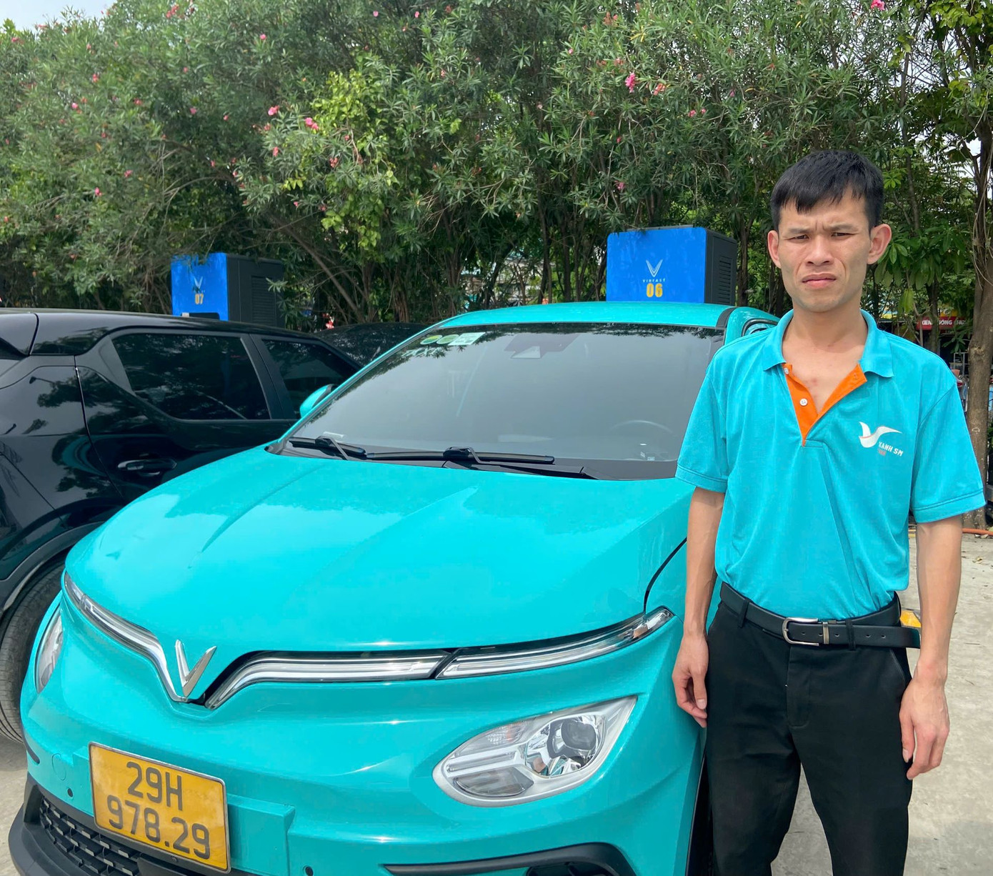 Trạm sạc siêu nhanh, quy mô lớn giúp công việc lái xe dịch vụ của anh Lê Đăng Thành thuận lợi hơn