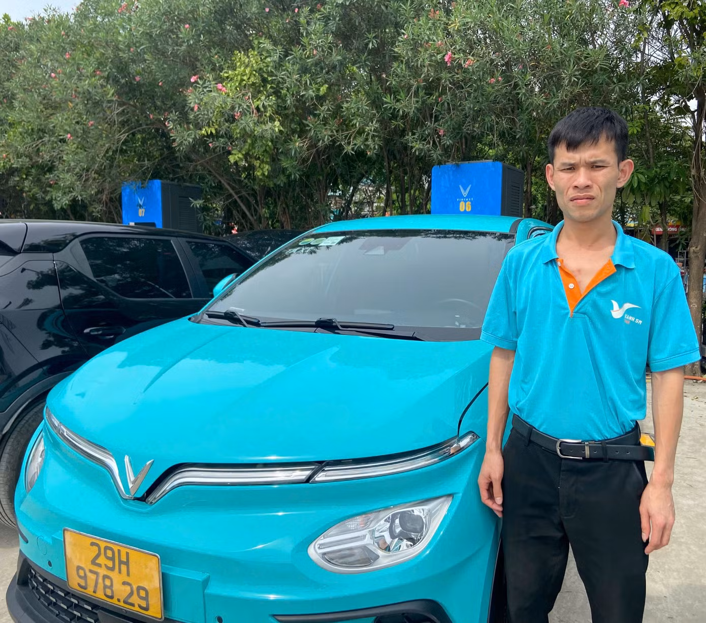 Trạm sạc siêu nhanh, quy mô lớn giúp công việc lái xe dịch vụ của anh Lê Đăng Thành thuận lợi hơn