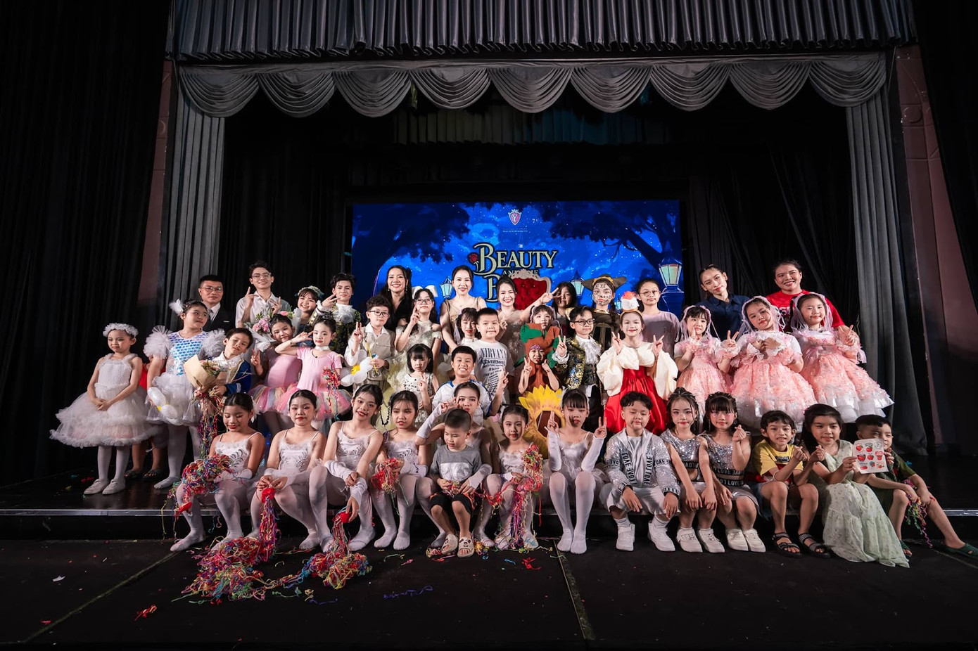 Younique Academy là nơi giúp bé chạm tay đến ước mơ sân khấu