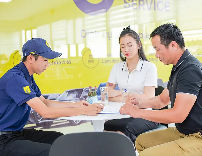 Kỹ thuật viên Carpla Service luôn tư vấn chi tiết về từng hạng mục cần bảo dưỡng/ sửa chữa cho khách hàng