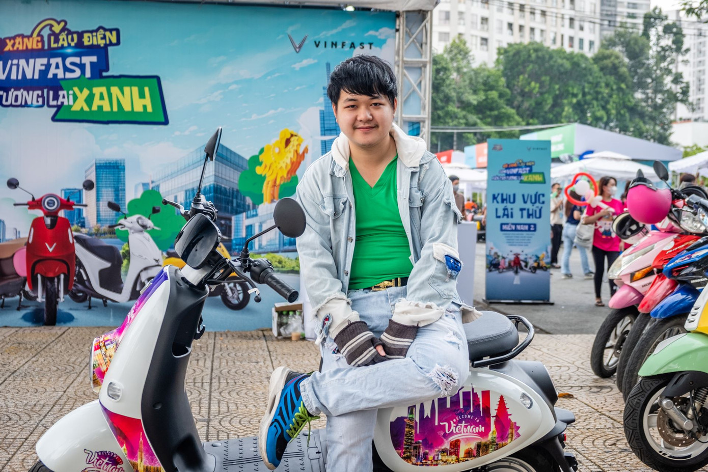 Anh Quý Bảo (TP.HCM) đã đổi chiếc xe tay ga cũ sang VinFast Motio ngay tại sự kiện. Anh Quý Bảo (TP.HCM) đã đổi chiếc xe tay ga cũ sang VinFast Motio ngay tại sự kiện.