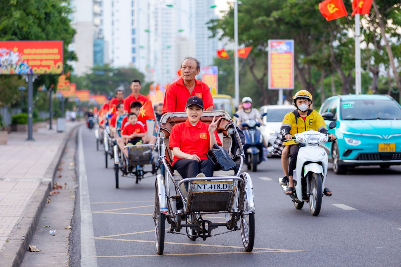 Tại Nha Trang, không khó để bắt gặp hình ảnh du khách khoác lên mình những chiếc áo đỏ rực rỡ này. Với nhiều người, việc lựa chọn chiếc áo mang biểu tượng quốc kỳ Việt Nam không chỉ là cách hòa mình vào không khí địa phương mà còn là một hình thức thể hiện tình cảm và sự trân trọng đối với văn hóa, con người nơi đây.