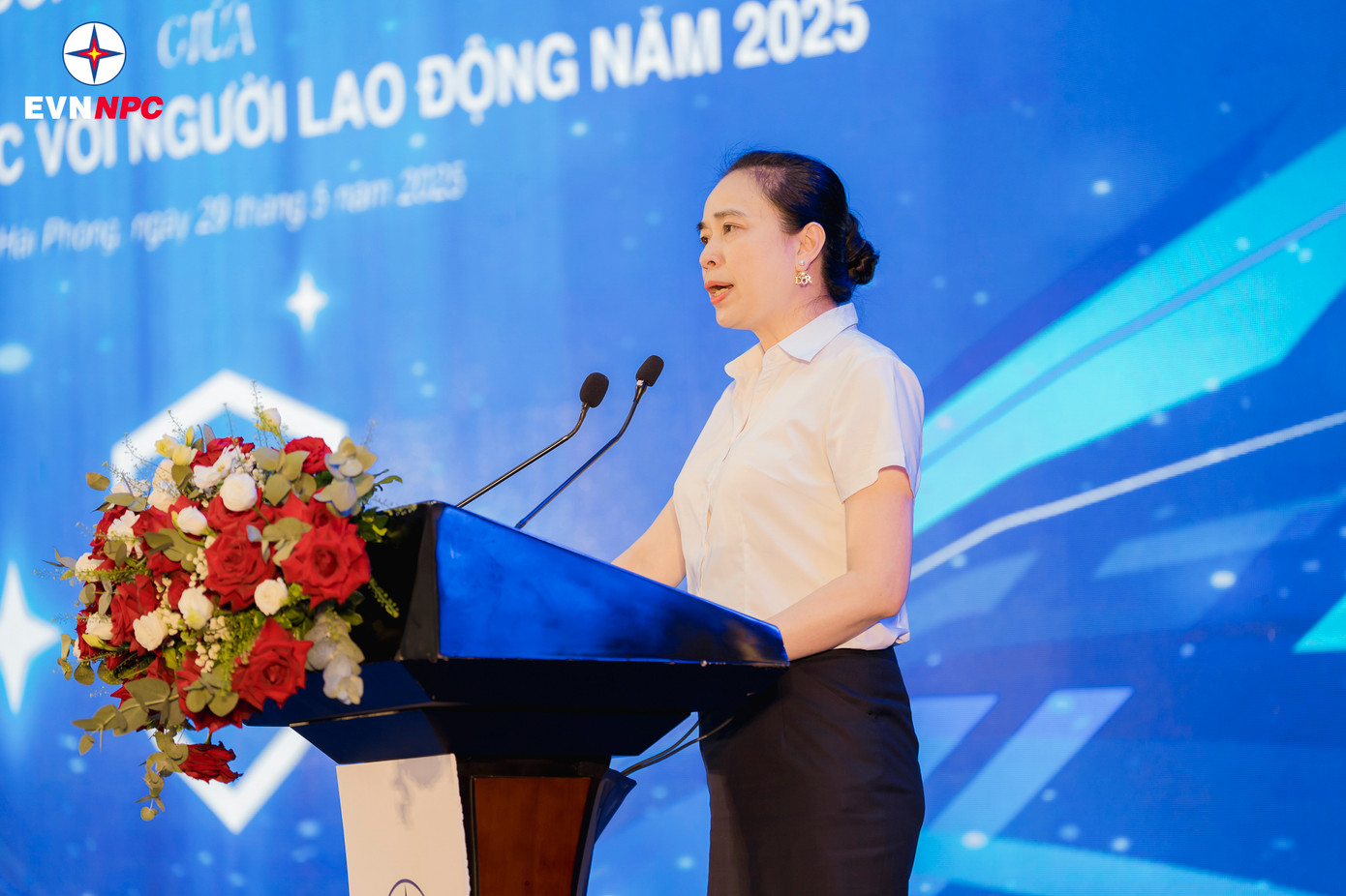 Bà Đỗ Nguyệt Ánh, Bí thư Đảng uỷ, Chủ tịch Hội đồng thành viên EVNNPC phát biểu chỉ đạo Hội nghị Bà Đỗ Nguyệt Ánh, Bí thư Đảng uỷ, Chủ tịch Hội đồng thành viên EVNNPC phát biểu chỉ đạo Hội nghị