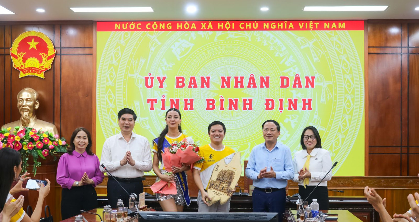 Lãnh đạo tỉnh tặng hoa và quà lưu niệm cho Ban tổ chức và thí sinh tham dự Cuộc thi Hoa hậu và Nam vương Siêu mẫu Thể hình Thế giới 2025 Lãnh đạo tỉnh tặng hoa và quà lưu niệm cho Ban tổ chức và thí sinh tham dự Cuộc thi Hoa hậu và Nam vương Siêu mẫu Thể hình Thế giới 2025