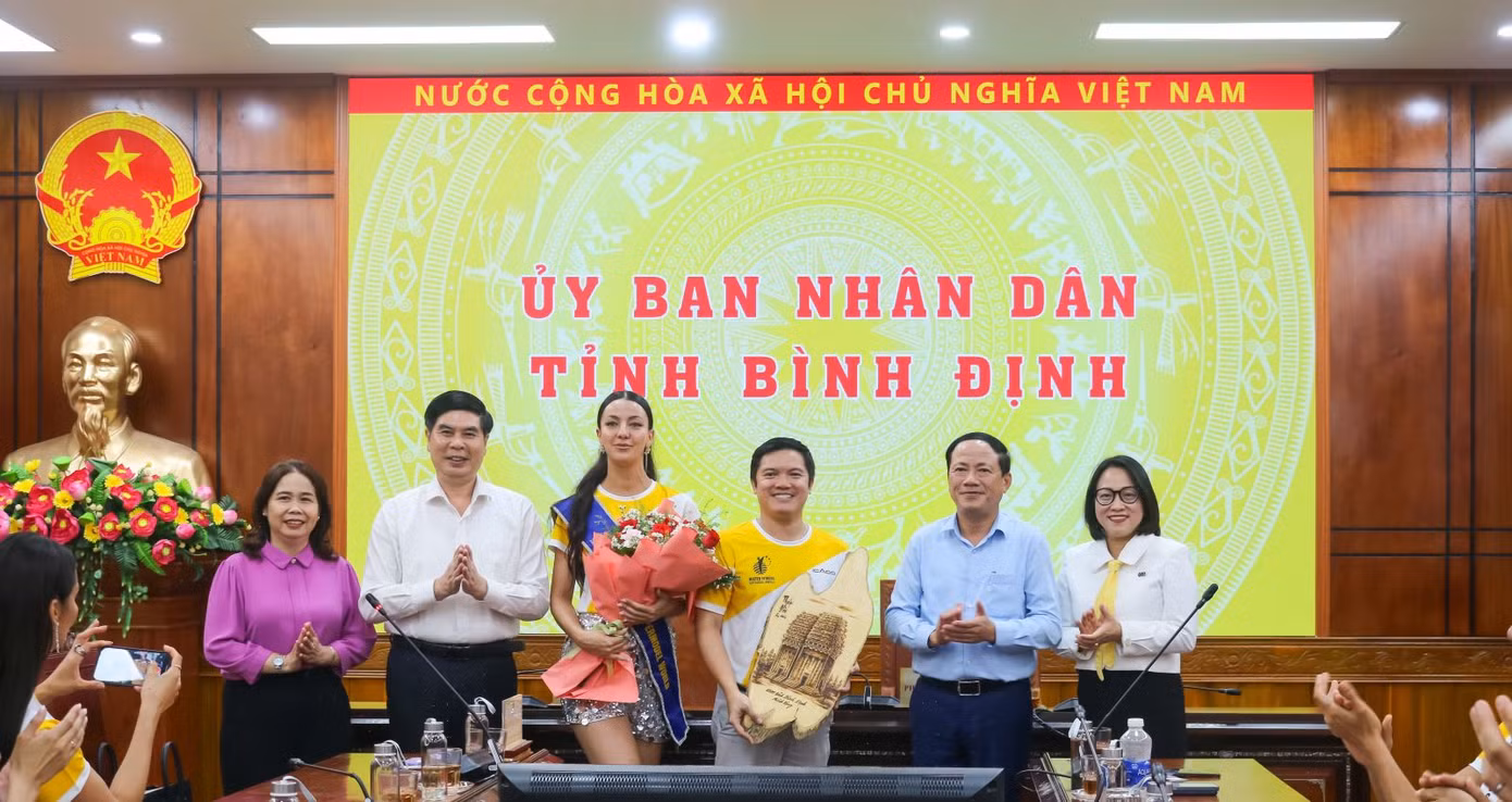 Lãnh đạo tỉnh tặng hoa và quà lưu niệm cho Ban tổ chức và thí sinh tham dự Cuộc thi Hoa hậu và Nam vương Siêu mẫu Thể hình Thế giới 2025