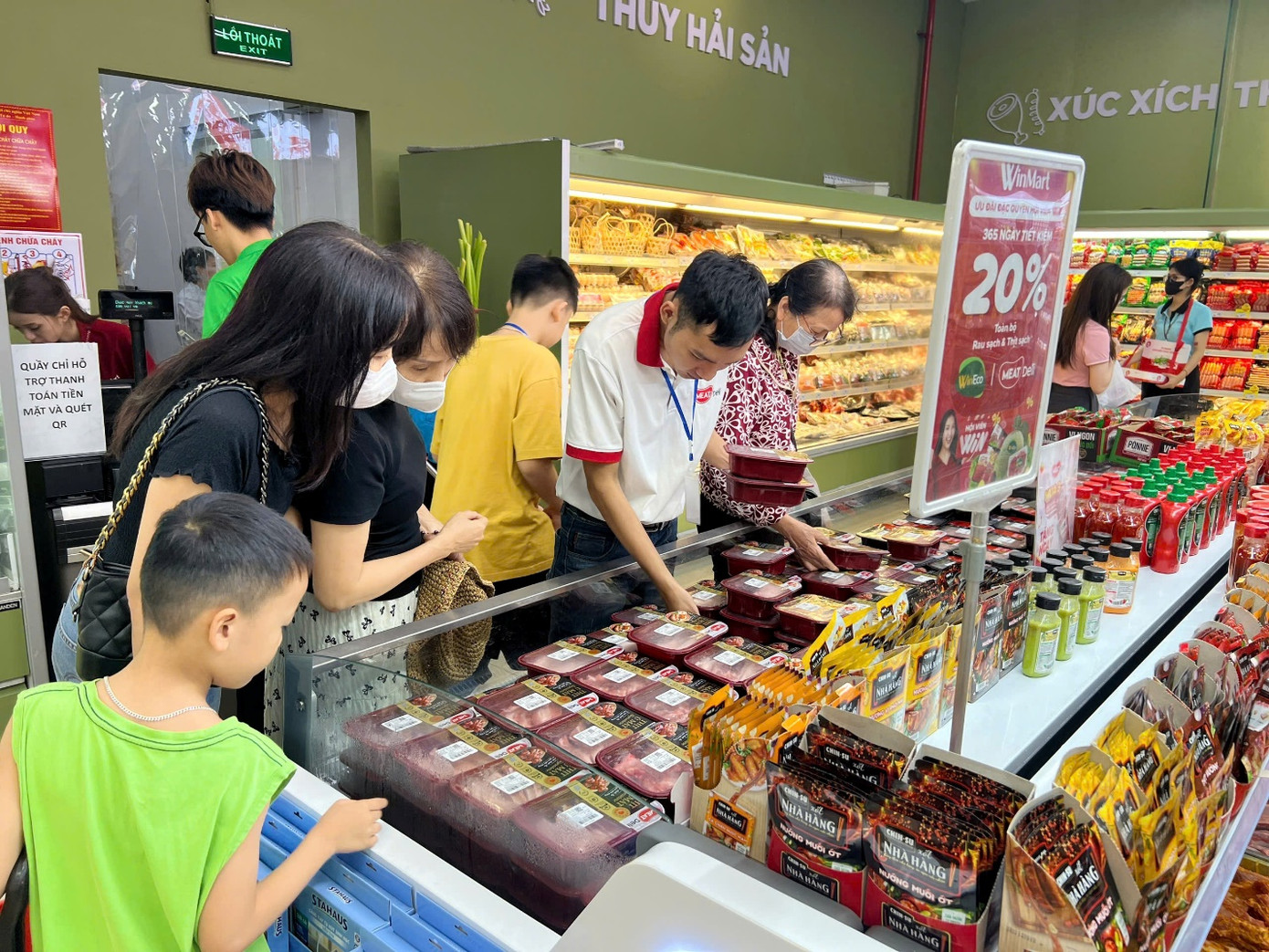 Người tiêu dùng chọn mua thịt ủ mát MEATDeli tại hệ thống siêu thị WinMart/ WinMart+