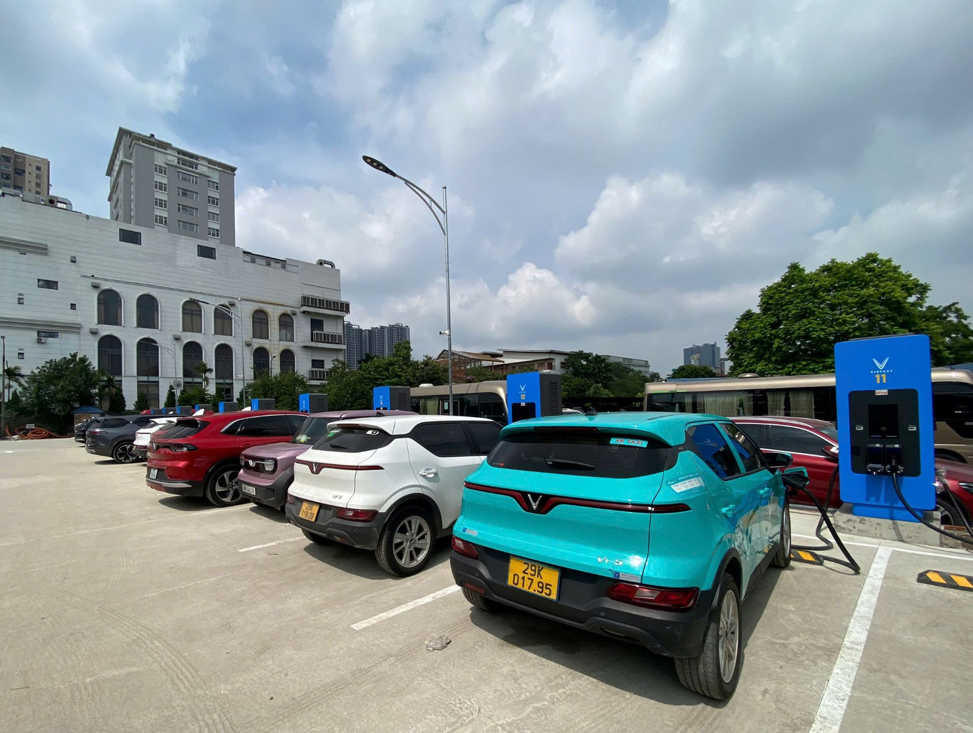 Với quy mô lớn, công suất cao và vị trí thuận tiện, trạm sạc nhanh chóng trở thành điểm đến quen thuộc của nhiều chủ xe điện VinFast.