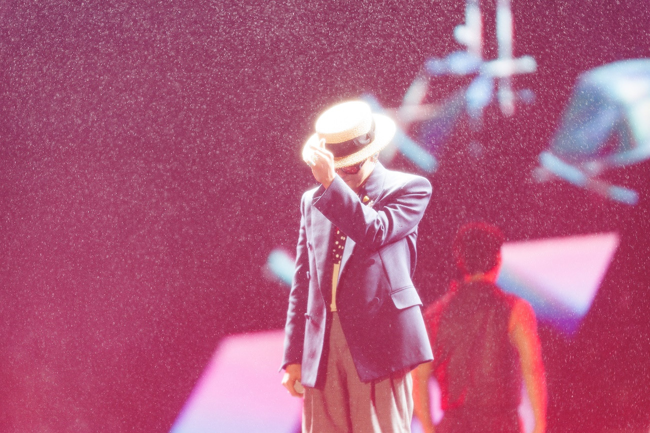 Màn biểu diễn dưới mưa huyền thoại của G-Dragon