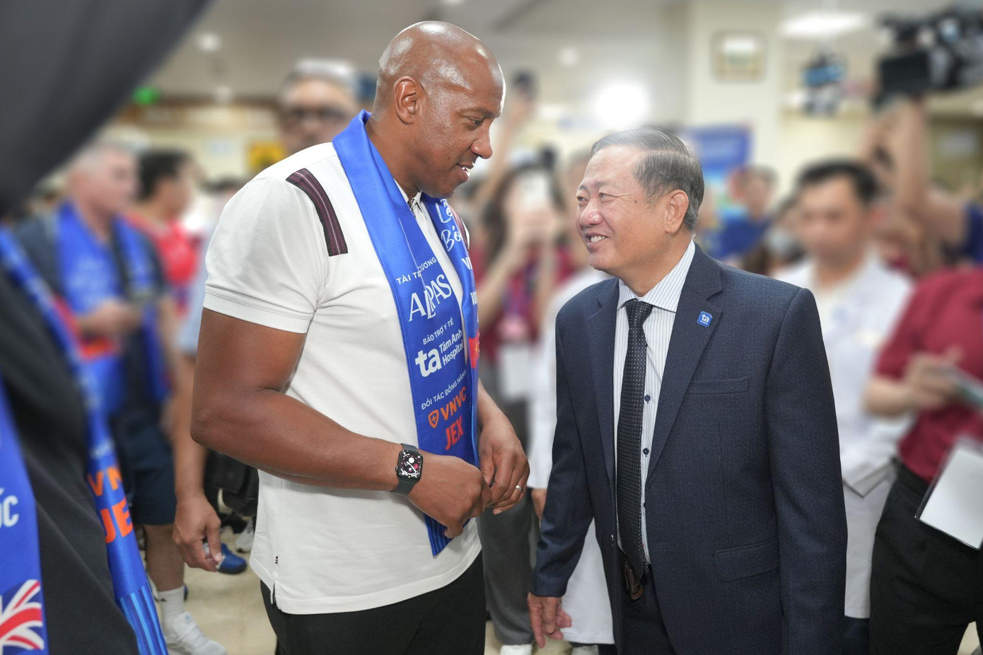 Huyền thoại Dion Dublin trò chuyện cùng PGS.TS.BS Trần Quang Bính, Giám đốc chuyên môn Bệnh viện Đa khoa Tâm Anh TP.HCM khi đoàn danh thủ đến trải nghiệm y học thể thao hiện đại tại đây. Ảnh: Bệnh viện Đa khoa Tâm Anh.