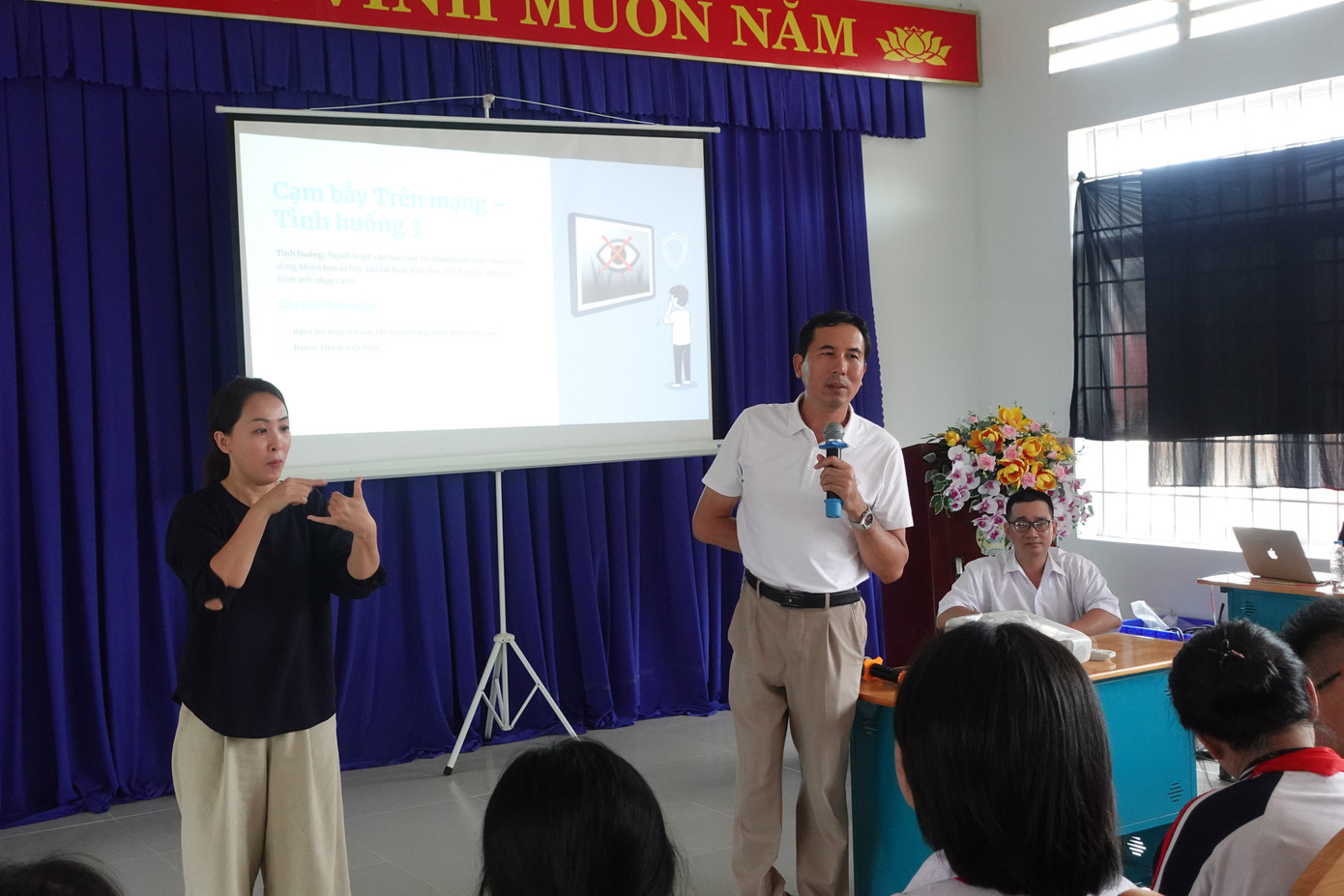 Các hoạt cảnh gần gũi giúp học sinh khiếm thính dễ dàng nhận diện nguy cơ trên mạng và học cách phản ứng an toàn. Các hoạt cảnh gần gũi giúp học sinh khiếm thính dễ dàng nhận diện nguy cơ trên mạng và học cách phản ứng an toàn.