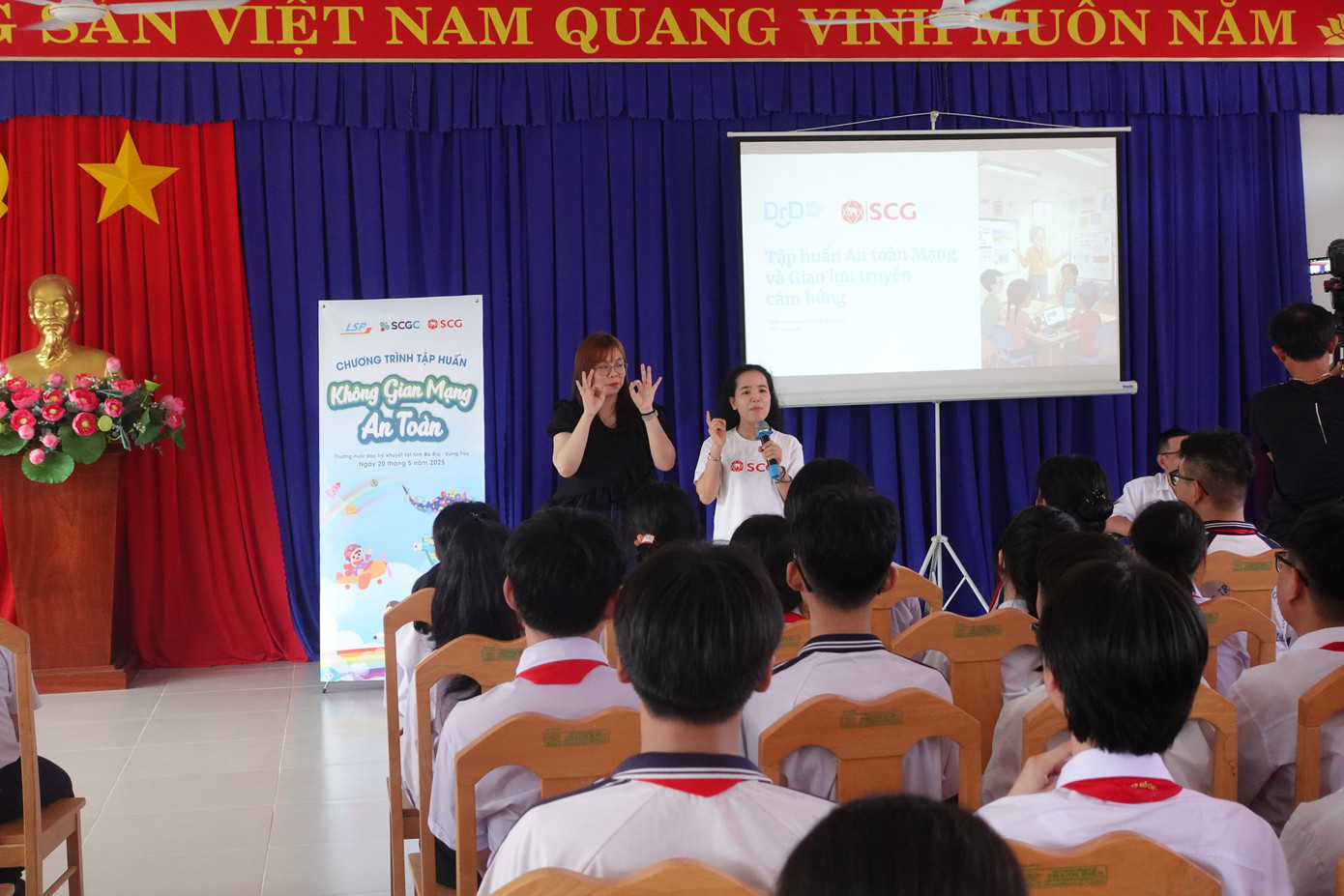 Mỗi câu hỏi, mỗi tình huống đều được các em phản hồi bằng sự tự tin và chủ động – nhờ phương pháp tập huấn trực quan và đa phương thức. Mỗi câu hỏi, mỗi tình huống đều được các em phản hồi bằng sự tự tin và chủ động – nhờ phương pháp tập huấn trực quan và đa phương thức.