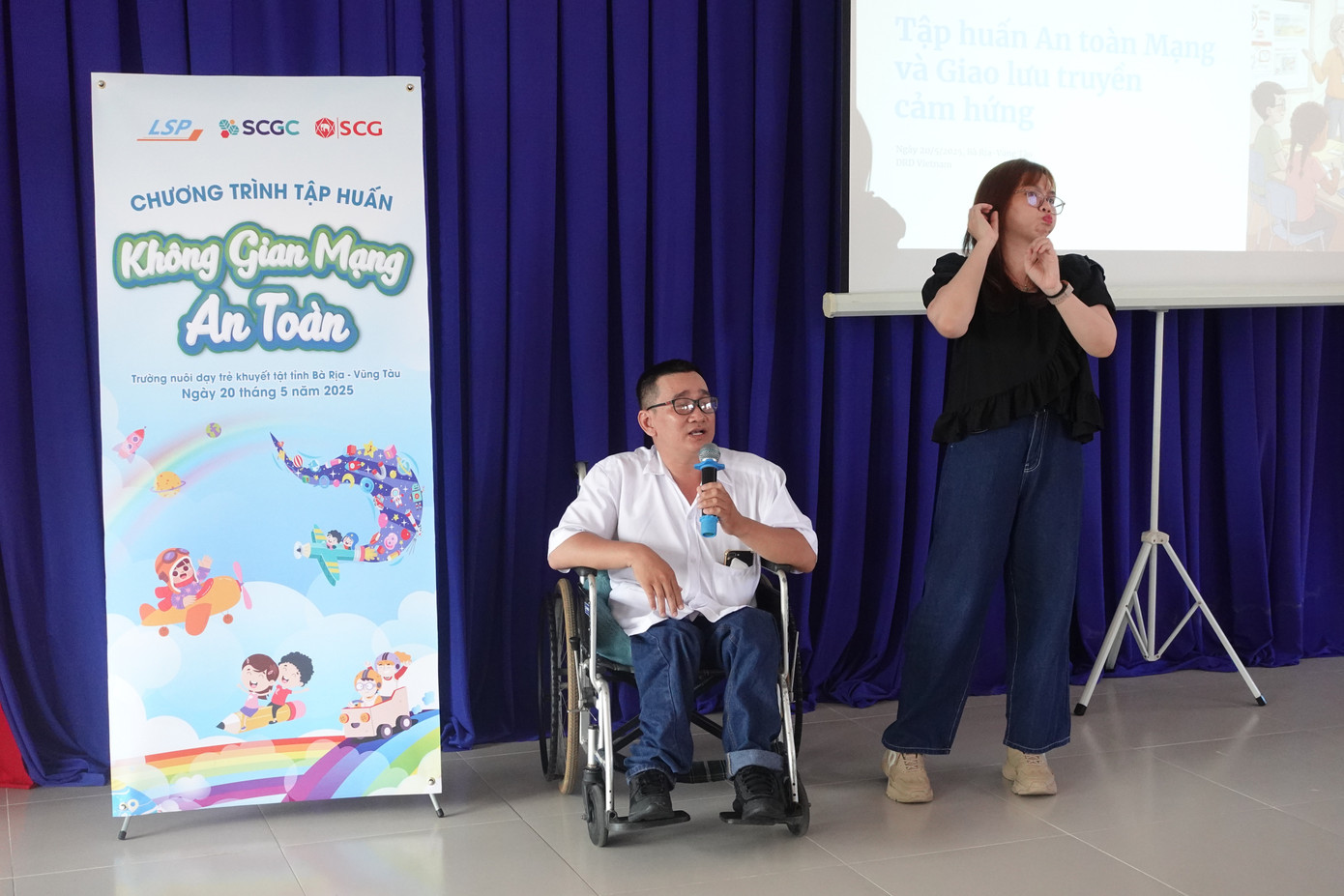 Câu chuyện vượt khó của diễn giả Nguyễn Minh Hảo tiếp thêm niềm tin cho học sinh khuyết tật: Mỗi ước mơ đều xứng đáng được chắp cánh. Câu chuyện vượt khó của diễn giả Nguyễn Minh Hảo tiếp thêm niềm tin cho học sinh khuyết tật: Mỗi ước mơ đều xứng đáng được chắp cánh.