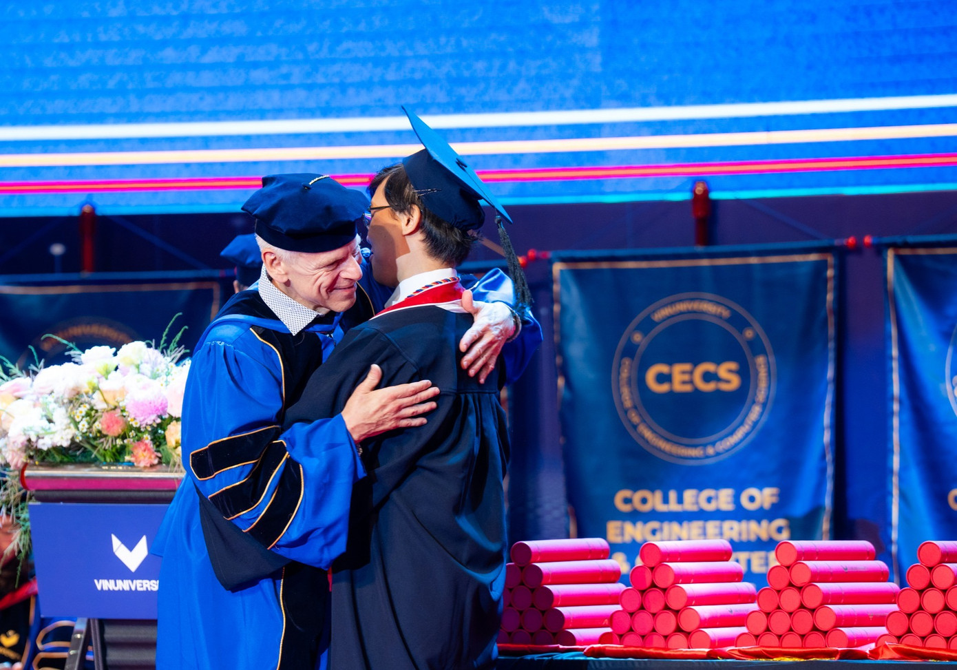 GS. Laurent El Ghaoui, Hiệu phó phụ trách Nghiên cứu và Đổi mới Sáng tạo, Viện trưởng Viện Kỹ thuật và Khoa học Máy tính, không khỏi xúc động khi trao bằng cho tân khoa khóa 2