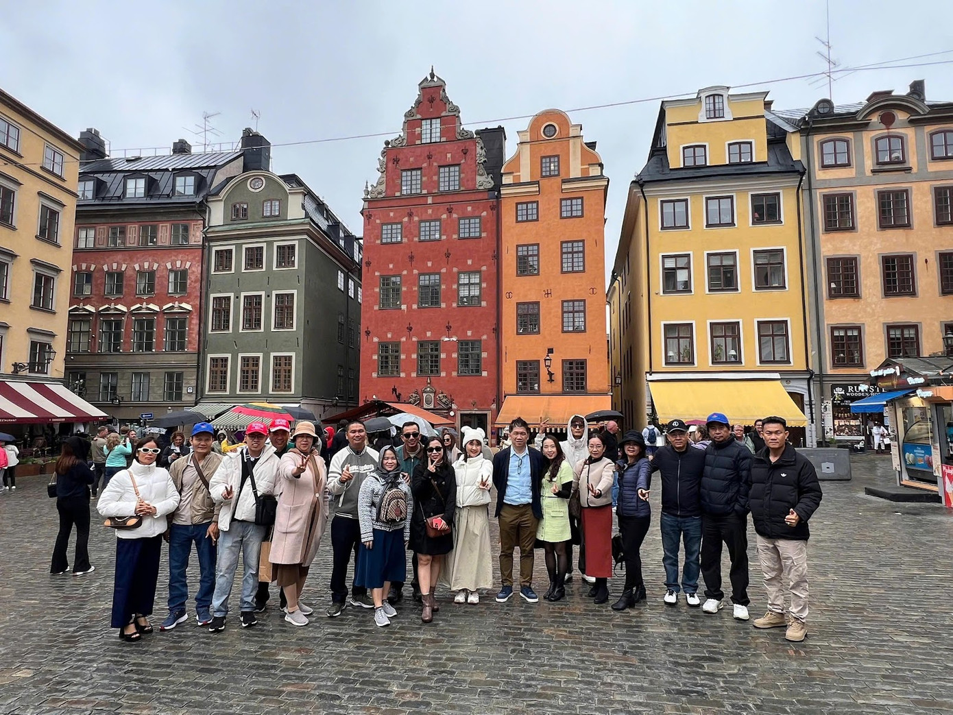 Khách Việt Nam tham quan phố cổ Gamla Stan Stockholm trong hành trình tour Bắc Âu.