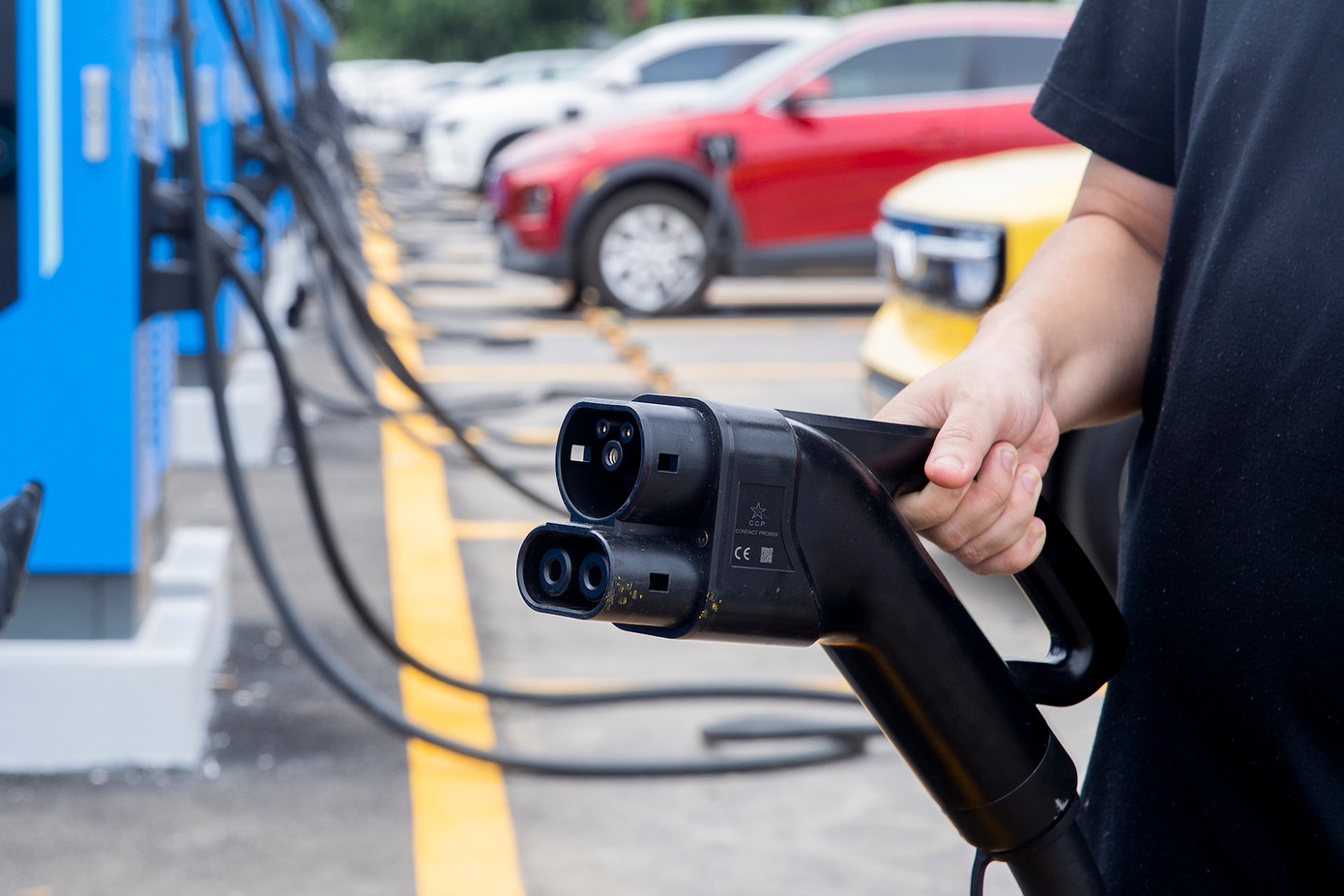 Mỗi trụ sạc có 2 cổng sạc theo tiêu chuẩn CCS2 quốc tế.