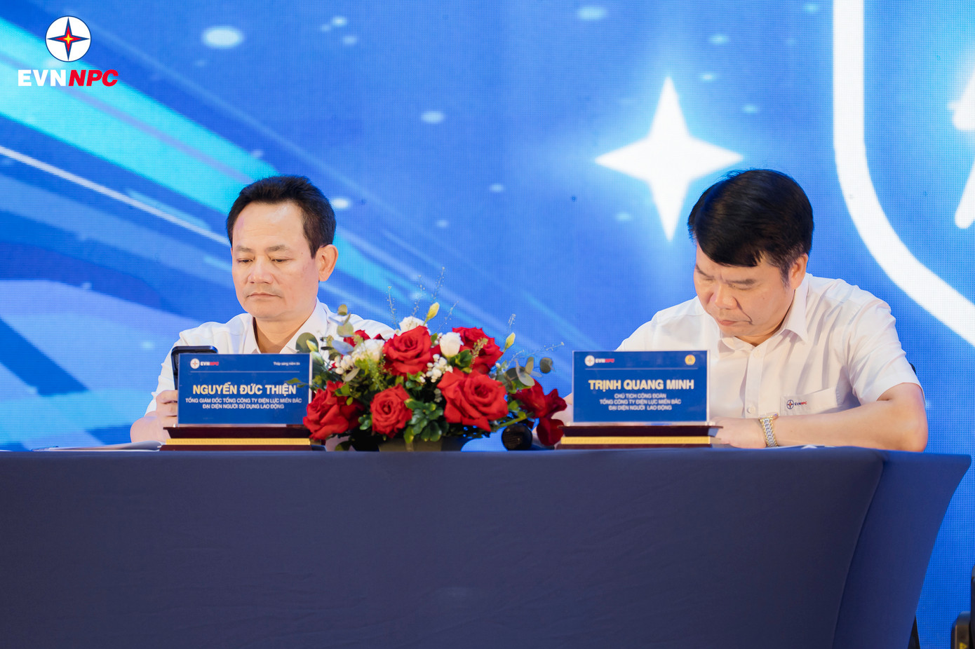 Ông Nguyễn Đức Thiện, Tổng Giám đốc EVNNPC (trái) và ông Trịnh Quang Minh, Chủ tịch Công đoàn EVNNPC điều hành Hội nghị. Ông Nguyễn Đức Thiện, Tổng Giám đốc EVNNPC (trái) và ông Trịnh Quang Minh, Chủ tịch Công đoàn EVNNPC điều hành Hội nghị.