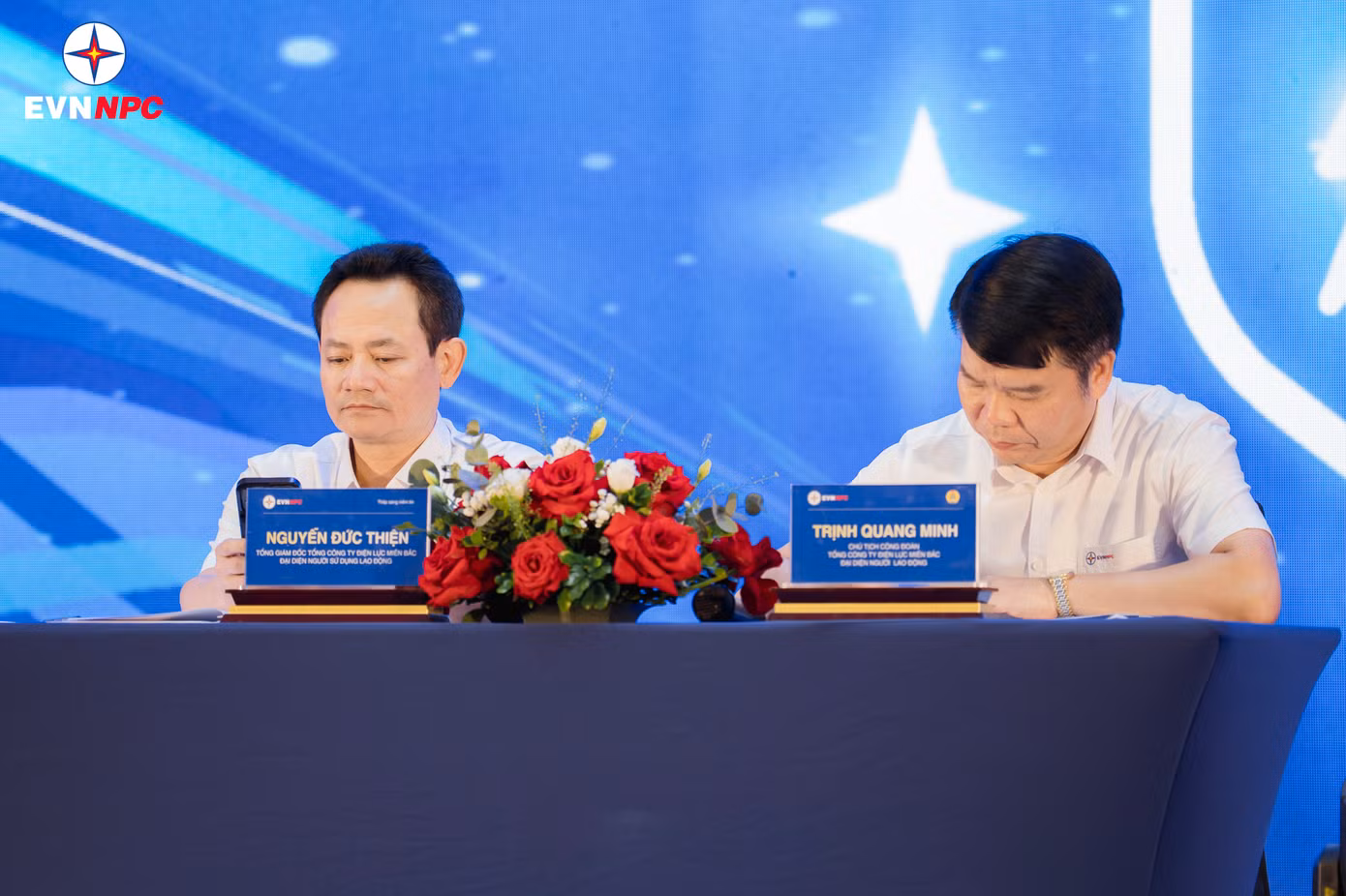 Ông Nguyễn Đức Thiện, Tổng Giám đốc EVNNPC (trái) và ông Trịnh Quang Minh, Chủ tịch Công đoàn EVNNPC điều hành Hội nghị.