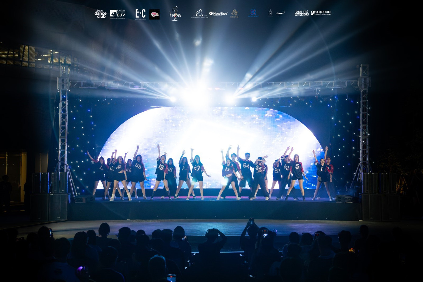 Sinh viên BUV ”cháy hết mình” với những màn trình diễn sôi động tại The Universe Showcase