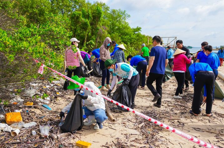 Cán bộ nhân viên Tập đoàn Vingroup cùng các tình nguyện viên đã cùng nhau xắn tay áo, đi dọc bờ cát nhặt rác, làm sạch bãi biển thị trấn Cần Thạnh