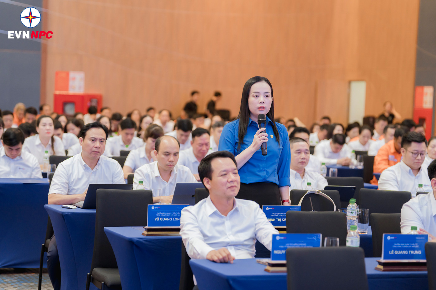 Bà Trịnh Thị Kim Ngân, Trưởng Ban nữ công Công đoàn EVNNPC phát biểu tại Hội nghị Bà Trịnh Thị Kim Ngân, Trưởng Ban nữ công Công đoàn EVNNPC phát biểu tại Hội nghị