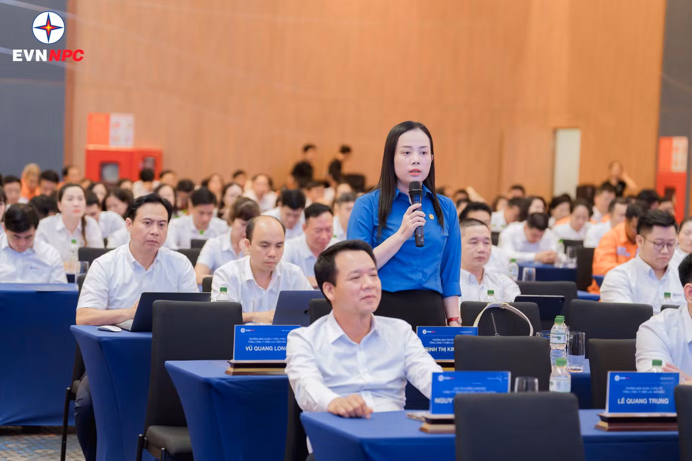 Bà Trịnh Thị Kim Ngân, Trưởng Ban nữ công Công đoàn EVNNPC phát biểu tại Hội nghị