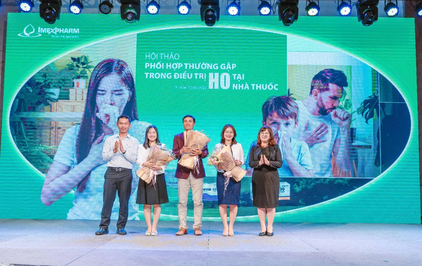 Lãnh đạo Imepxharm chụp hình lưu niệm với các chuyên gia y tế tại hội thảo chuyên đề “Phối hợp thường gặp trong điều trị ho tại nhà thuốc”. Ảnh: Imexpharm Lãnh đạo Imepxharm chụp hình lưu niệm với các chuyên gia y tế tại hội thảo chuyên đề “Phối hợp thường gặp trong điều trị ho tại nhà thuốc”. Ảnh: Imexpharm