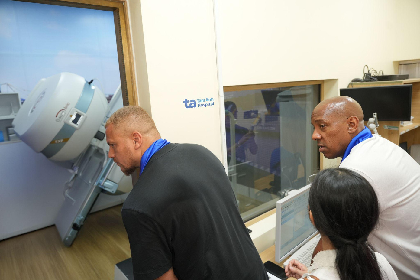 Danh thủ Wes Brown và Dion Dublin ấn tượng khi tận mắt chứng kiến, nghe giới thiệu về các hệ thống chẩn đoán hình ảnh hiện đại. Ảnh: Bệnh viện Đa khoa Tâm Anh.