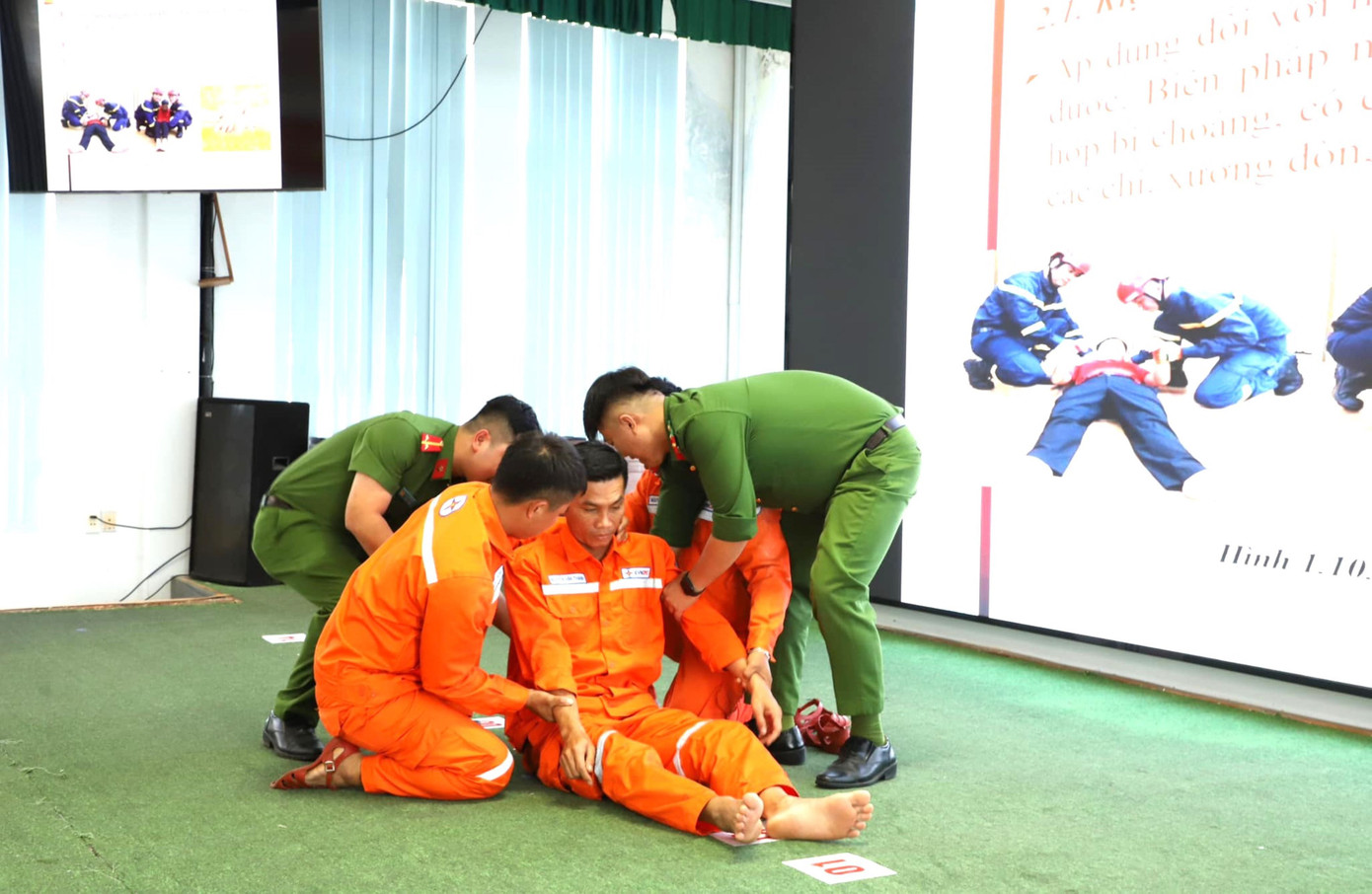 Các học viên rèn luyện các kỹ năng xử lý tình huống Các học viên rèn luyện các kỹ năng xử lý tình huống