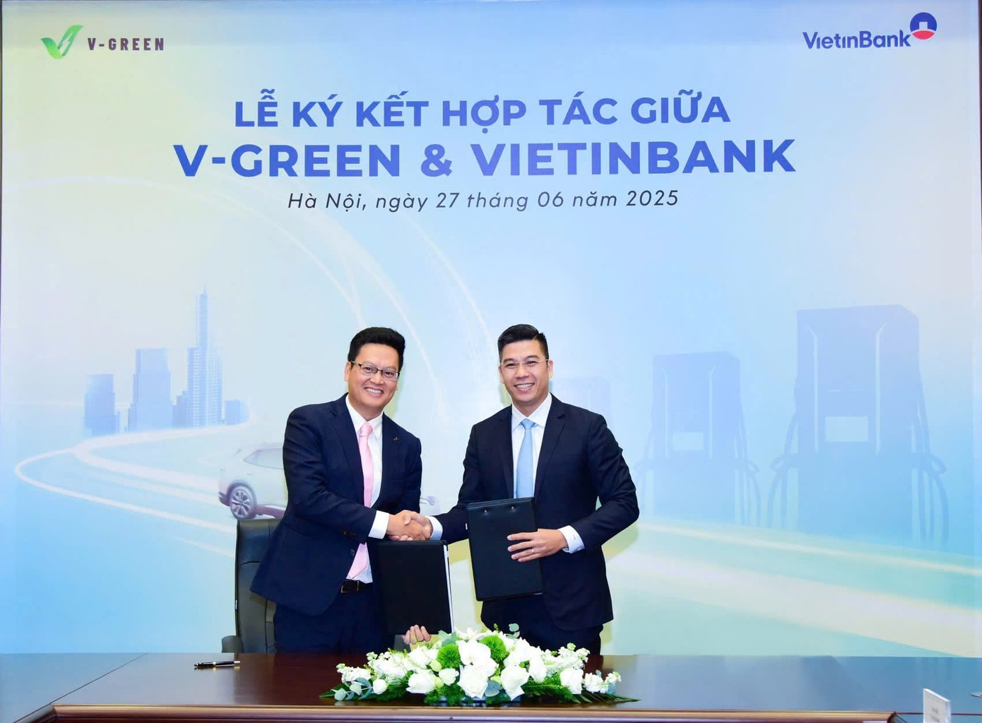 Ông Dương Văn Quân, Phó Tổng giám đốc VietinBank (bên phải) và ông NguyễnThành Dương, Tổng giám đốcV-Green tại lễ ký kết. Ông Dương Văn Quân, Phó Tổng giám đốc VietinBank (bên phải) và ông NguyễnThành Dương, Tổng giám đốcV-Green tại lễ ký kết.