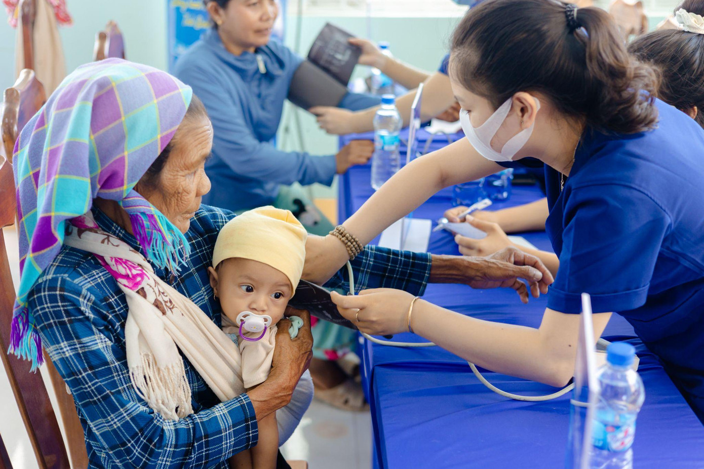 Hoạt động chăm sóc sức khỏe cho người dân.