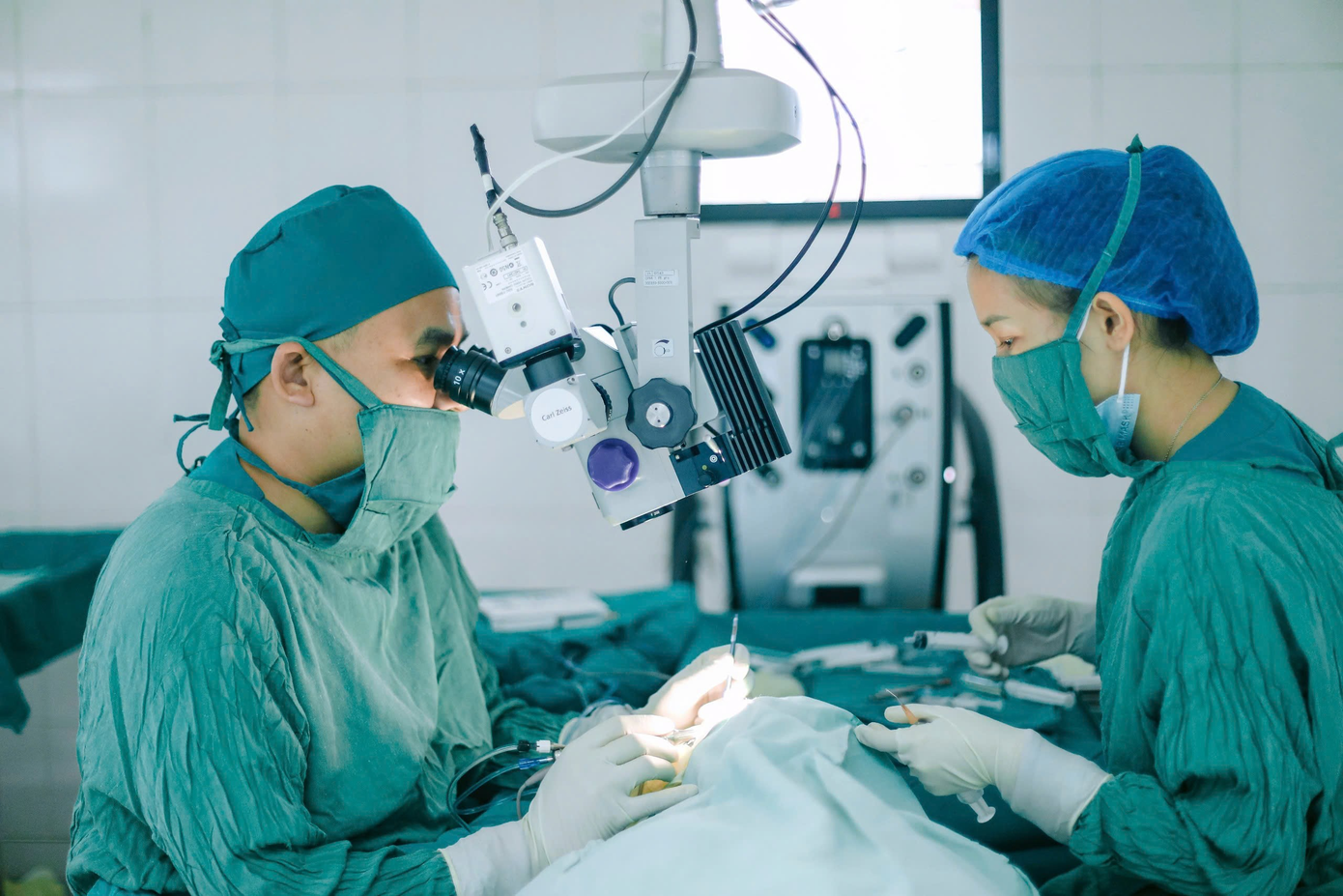 BS.CKII Võ Tá Thiện đang thực hiện ca mổ cho Bà Huê BS.CKII Võ Tá Thiện đang thực hiện ca mổ cho Bà Huê