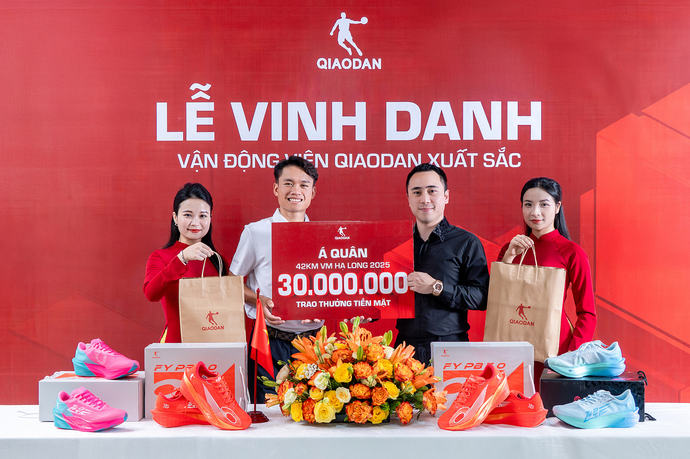 Đại diện Qiaodan tại Việt Nam, Nguyễn Trường Đạt - Giám đốc kinh doanh Công ty Cổ phần Đầu tư và Thương mại Như Ý trao tặng phần thưởng 30 triệu đồng tiền mặt cho vận động viên Lê Văn Hương