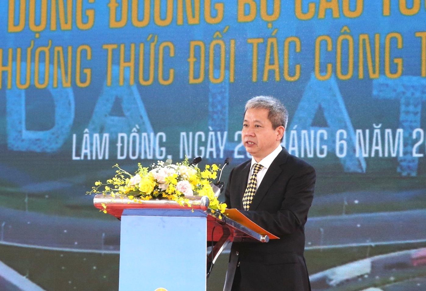 Ông Doãn Tuấn Anh, Chủ tịch HĐQT kiêm Tổng Giám đốc CTCP BOT Cao tốc Bảo Lộc – Liên Khương, đại diện liên danh nhà đầu tư phát biểu Ông Doãn Tuấn Anh, Chủ tịch HĐQT kiêm Tổng Giám đốc CTCP BOT Cao tốc Bảo Lộc – Liên Khương, đại diện liên danh nhà đầu tư phát biểu