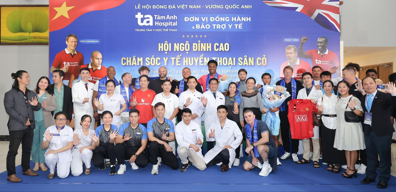 Các huyền thoại và cầu thủ trẻ chụp hình với người hâm mộ khi tham quan trải nghiệm y học thể thao đỉnh cao tại Bệnh viện Tâm Anh. Ảnh: Bệnh viện Đa khoa Tâm Anh.